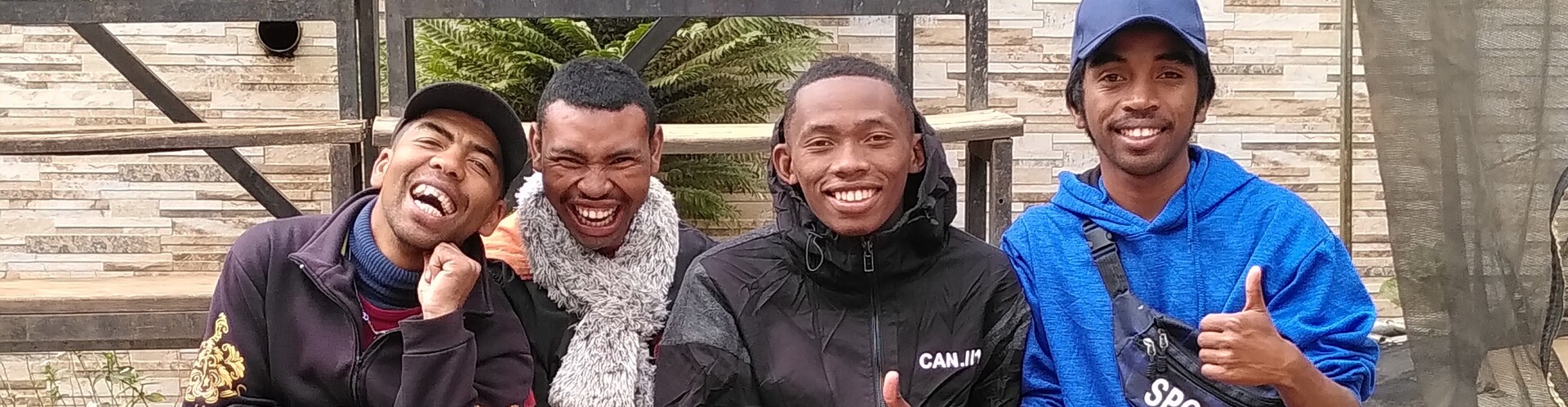 jeunes_hommes_pources_leves.jpg